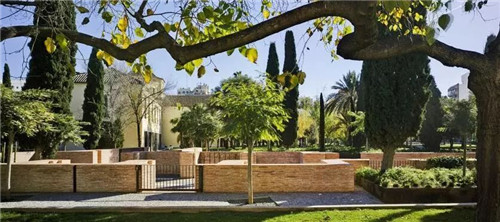 廢墟中的現(xiàn)代醫(yī)院景觀改造