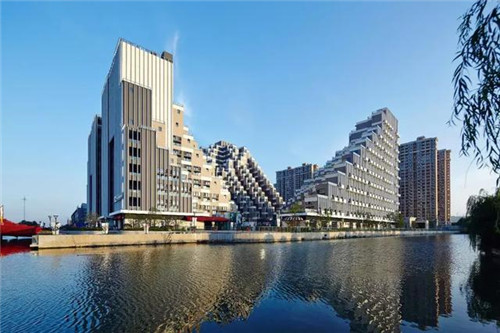 層層退臺式的設計,如城市中充滿詩意的梯田