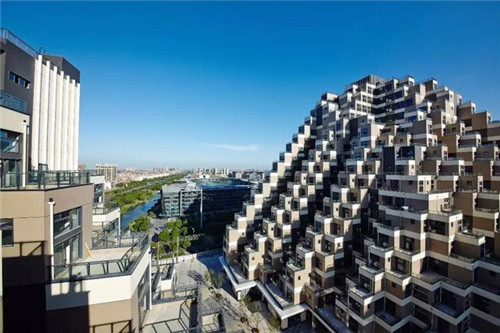 層層退臺式的設計,如城市中充滿詩意的梯田