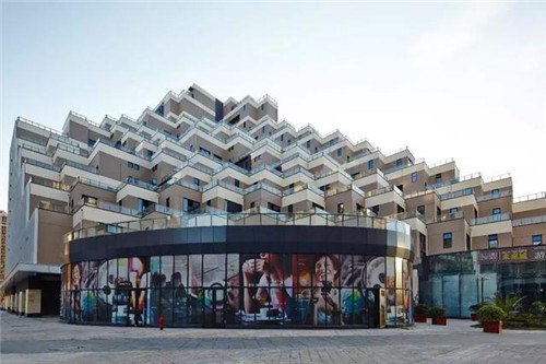 層層退臺式的設計,如城市中充滿詩意的梯田