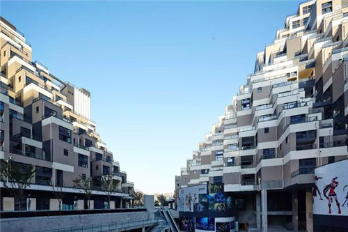 層層退臺式的設計,如城市中充滿詩意的梯田