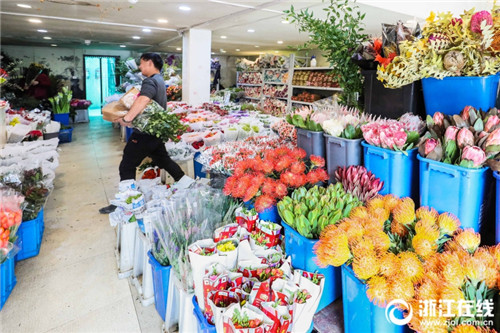 備戰“三八婦女節” 杭州花卉市場香正濃