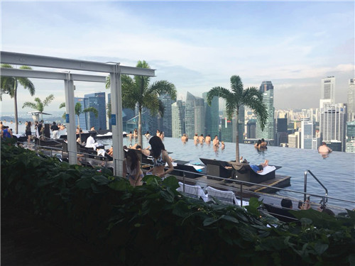 無邊際泳池，令人驚嘆的空中景觀