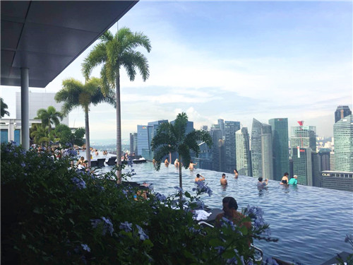 無邊際泳池，令人驚嘆的空中景觀