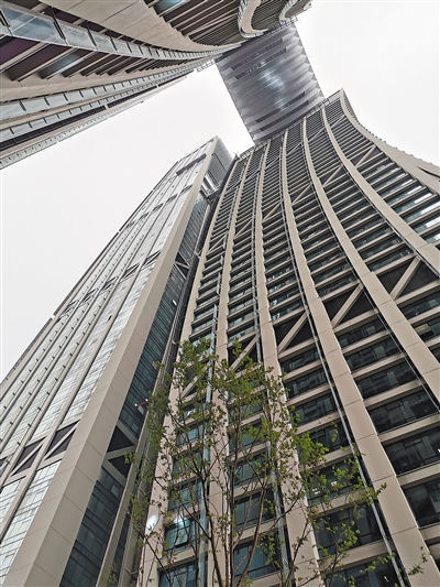 250米高空懸著國內首個橫向摩天樓