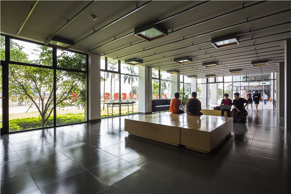 越南FPT大學行政樓設計:混凝土建筑中的綠色體驗