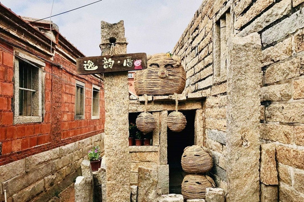 大學生“魔術師”變閑置豬圈為兒童樂園