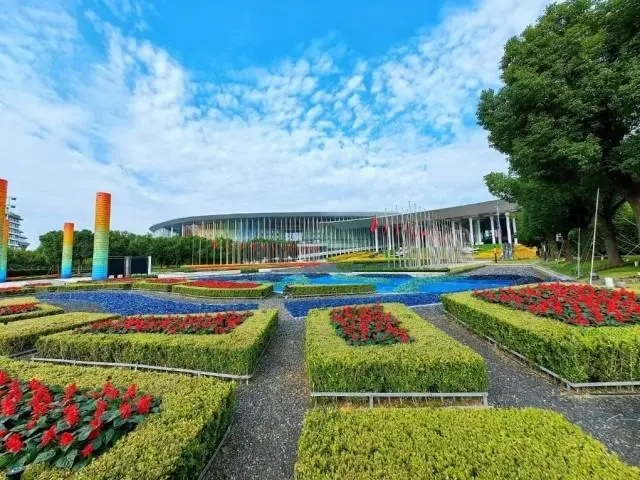 第六屆進(jìn)博會(huì)場(chǎng)館景觀裝飾全面“定妝”