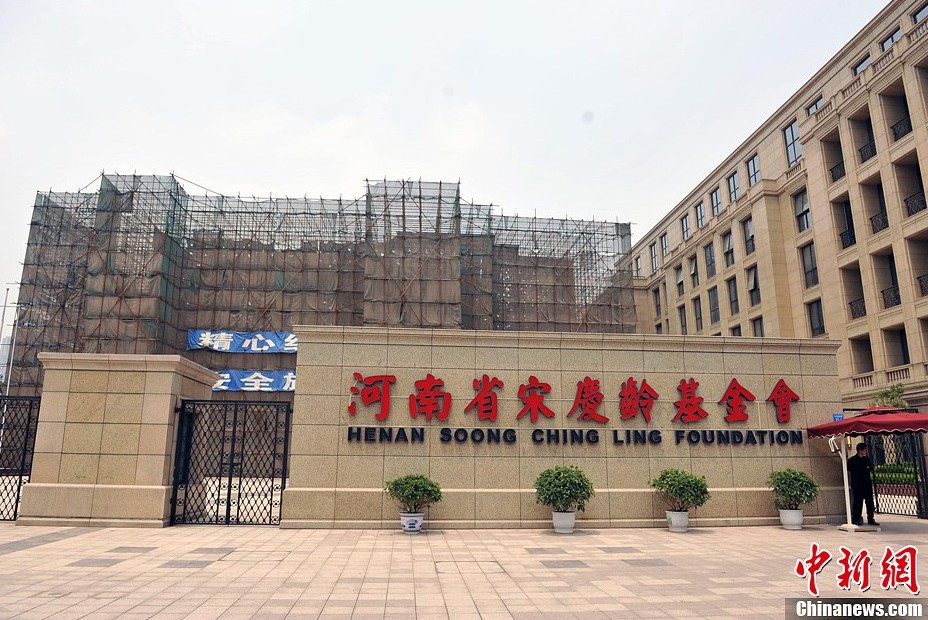 坐落在河南宋基會院內的巨型宋慶齡雕像如今被一層厚厚的防護網(wǎng)所包圍。