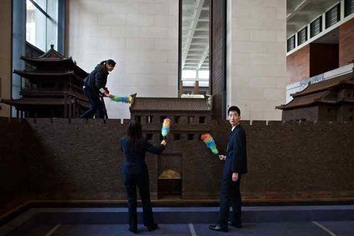 工作人員正在清掃“安定門”模型。