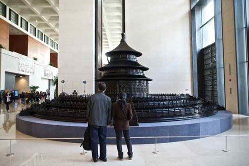 游客在參觀“天壇”模型。