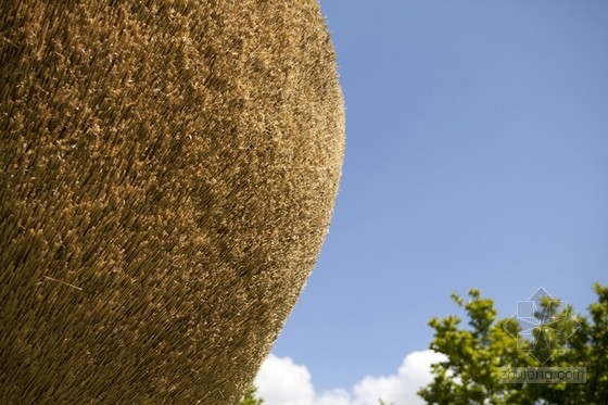 英國倒置茅草屋頂雕塑