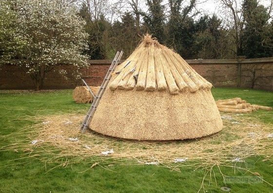 英國倒置茅草屋頂雕塑