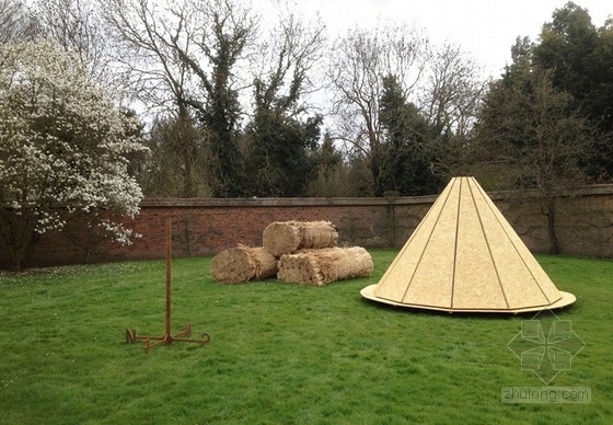 英國倒置茅草屋頂雕塑