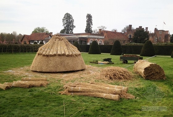 英國倒置茅草屋頂雕塑