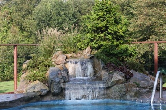 庭院內獨特的瀑布景觀設計