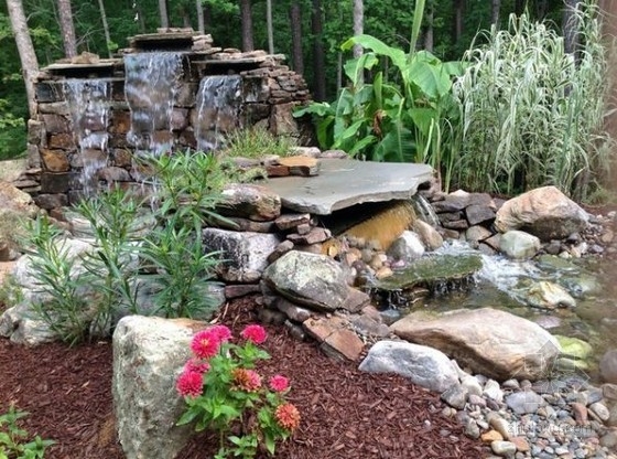 庭院內獨特的瀑布景觀設計