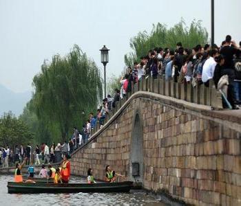 游客堵塞國慶黃金周景區 事故頻發引節假日調整