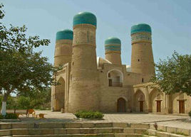 習(xí)近平參觀烏茲比克斯坦的布哈拉古城