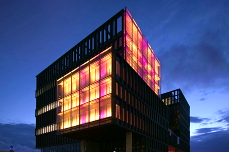 夜間,在城市空間中點燃藝術品