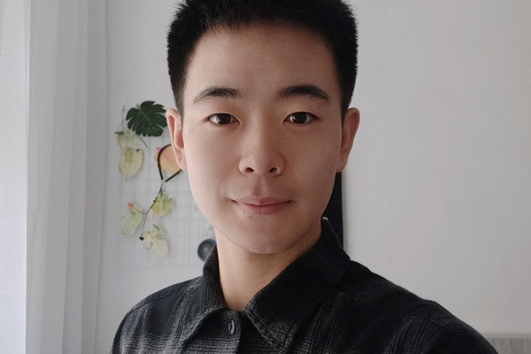 張?。宏P(guān)注熱點(diǎn)問題，學(xué)會(huì)全面思考